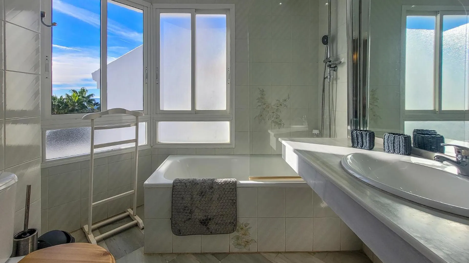 ☆Cozy 2Br Apt. With Sea Views Wifi/Ac/Parking Ситио-де-Калаонда